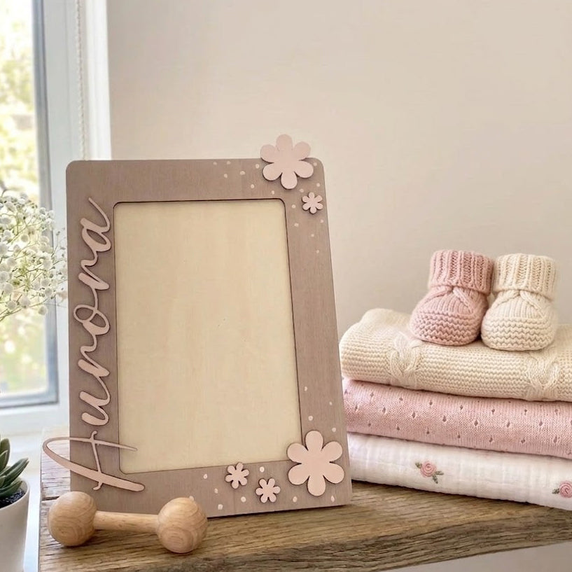 Portafoto Nascita Personalizzato "Aurora" – Cornice in Legno Artigianale con Fiori